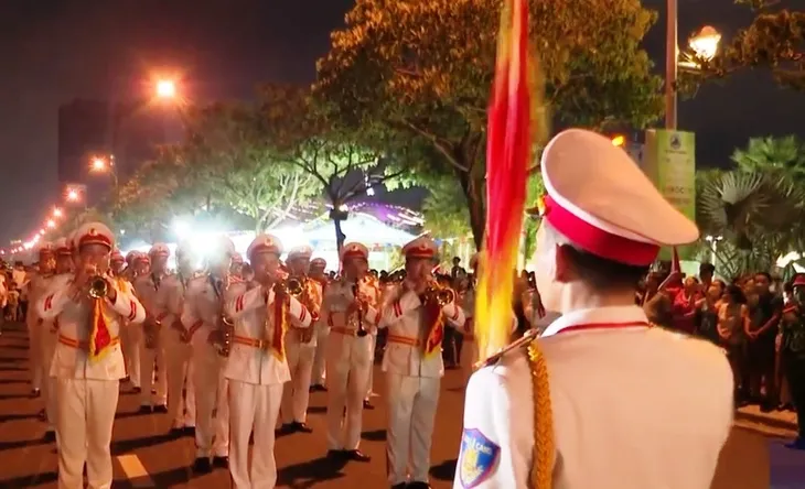 Biểu diễn nhạc kèn diễu hành đường phố - Ảnh 1. Biểu diễn nhạc kèn diễu hành đường phố - Ảnh 1.