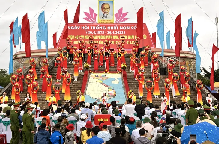 Xúc động lễ thượng cờ thống nhất non sông tại đôi bờ Hiền Lương - Bến Hải - Ảnh 1. Xúc động lễ thượng cờ thống nhất non sông tại đôi bờ Hiền Lương - Bến Hải - Ảnh 1.