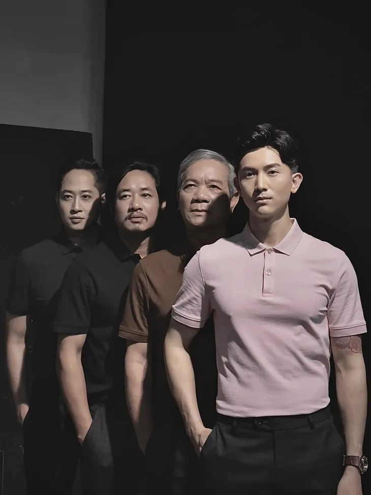 Bốn bố con ông Công Dưới bóng cây hạnh phúc bảnh bao như Backstreet Boys - Ảnh 2. Bốn bố con ông Công Dưới bóng cây hạnh phúc bảnh bao như Backstreet Boys - Ảnh 2.