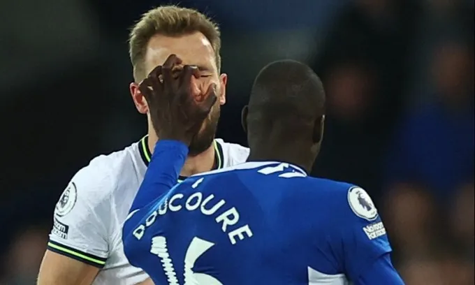 Harry Kane bị tố ăn vạ khiến đối thủ nhận thẻ đỏ - Ảnh 1. Harry Kane bị tố ăn vạ khiến đối thủ nhận thẻ đỏ - Ảnh 1.