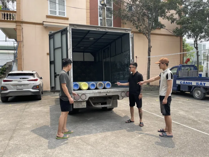 Quảng Ninh: Phát hiện, thu giữ số lượng lớn bình chứa khí cười - Ảnh 1. Quảng Ninh: Phát hiện, thu giữ số lượng lớn bình chứa khí cười - Ảnh 1.