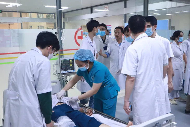Vụ xe điên đâm liên hoàn tại Hà Nội: Bệnh viện E thông tin về 2 bệnh nhân chấn thương rất nặng - Ảnh 2. Vụ xe điên đâm liên hoàn tại Hà Nội: Bệnh viện E thông tin về 2 bệnh nhân chấn thương rất nặng - Ảnh 2.