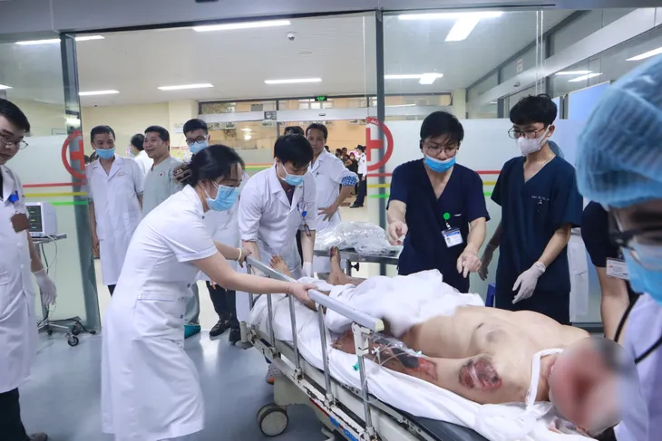 Vụ xe điên đâm liên hoàn tại Hà Nội: Bệnh viện E thông tin về 2 bệnh nhân chấn thương rất nặng - Ảnh 1. Vụ xe điên đâm liên hoàn tại Hà Nội: Bệnh viện E thông tin về 2 bệnh nhân chấn thương rất nặng - Ảnh 1.