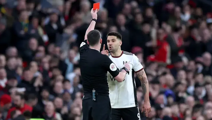 Mitrovic nhận án treo giò 8 trận sau thẻ đỏ ở trận gặp Man Utd - Ảnh 1. Mitrovic nhận án treo giò 8 trận sau thẻ đỏ ở trận gặp Man Utd - Ảnh 1.