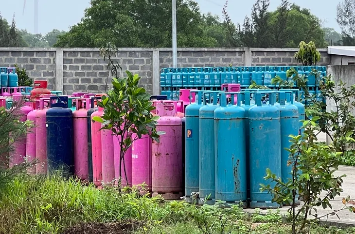 Quảng Bình: Phát hiện đường dây nghi gas giả, kho hàng là chuồng gà - Ảnh 9. Quảng Bình: Phát hiện đường dây nghi gas giả, kho hàng là chuồng gà - Ảnh 9.