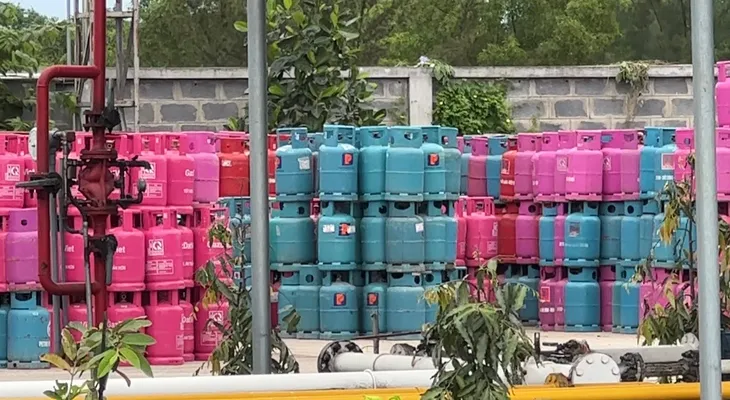 Quảng Bình: Phát hiện đường dây nghi gas giả, kho hàng là chuồng gà - Ảnh 10. Quảng Bình: Phát hiện đường dây nghi gas giả, kho hàng là chuồng gà - Ảnh 10.