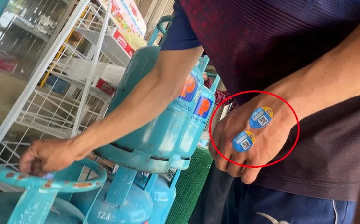 Quảng Bình: Phát hiện đường dây nghi gas giả, kho hàng là chuồng gà - Ảnh 3. Quảng Bình: Phát hiện đường dây nghi gas giả, kho hàng là chuồng gà - Ảnh 3.