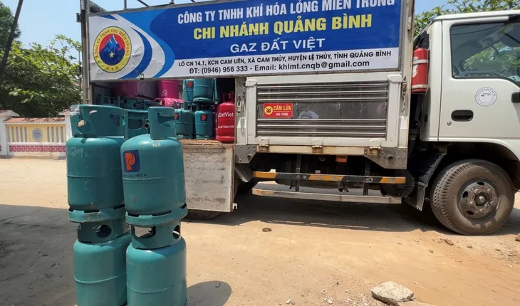 Quảng Bình: Phát hiện đường dây nghi gas giả, kho hàng là chuồng gà - Ảnh 6. Quảng Bình: Phát hiện đường dây nghi gas giả, kho hàng là chuồng gà - Ảnh 6.