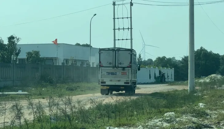 Quảng Bình: Phát hiện đường dây nghi gas giả, kho hàng là chuồng gà - Ảnh 8. Quảng Bình: Phát hiện đường dây nghi gas giả, kho hàng là chuồng gà - Ảnh 8.