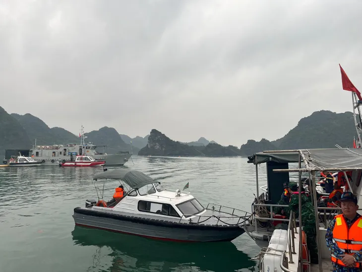 Mở rộng phạm vi tìm kiếm 2 nạn nhân còn lại trong vụ trực thăng rơi trên vịnh Hạ Long - Ảnh 4. Mở rộng phạm vi tìm kiếm 2 nạn nhân còn lại trong vụ trực thăng rơi trên vịnh Hạ Long - Ảnh 4.