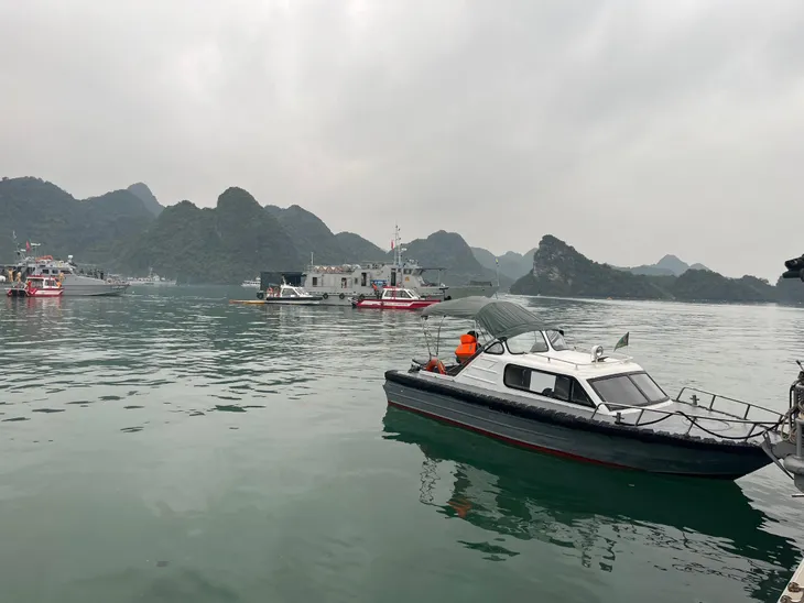 Mở rộng phạm vi tìm kiếm 2 nạn nhân còn lại trong vụ trực thăng rơi trên vịnh Hạ Long - Ảnh 3. Mở rộng phạm vi tìm kiếm 2 nạn nhân còn lại trong vụ trực thăng rơi trên vịnh Hạ Long - Ảnh 3.