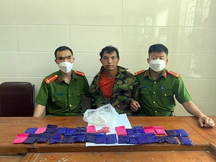 Bắt giữ đối tượng mua bán trái phép ma túy, có hành vi manh động - Ảnh 1. Bắt giữ đối tượng mua bán trái phép ma túy, có hành vi manh động - Ảnh 1.
