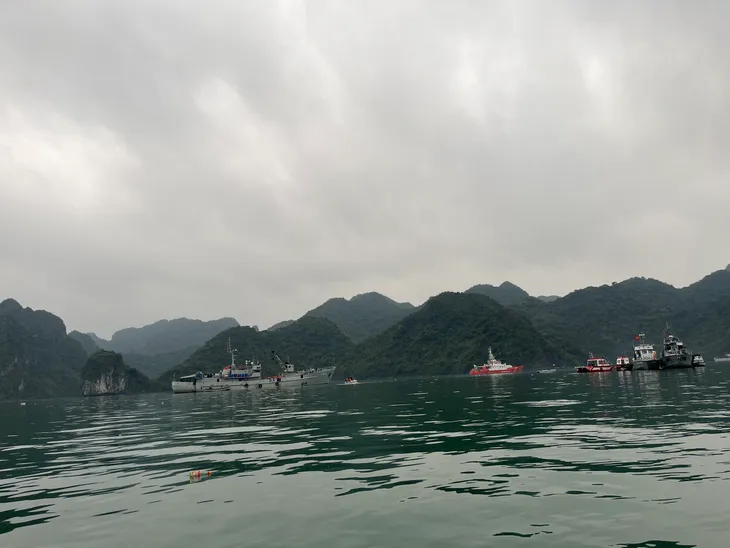 Mở rộng phạm vi tìm kiếm 2 nạn nhân còn lại trong vụ trực thăng rơi trên vịnh Hạ Long - Ảnh 1. Mở rộng phạm vi tìm kiếm 2 nạn nhân còn lại trong vụ trực thăng rơi trên vịnh Hạ Long - Ảnh 1.