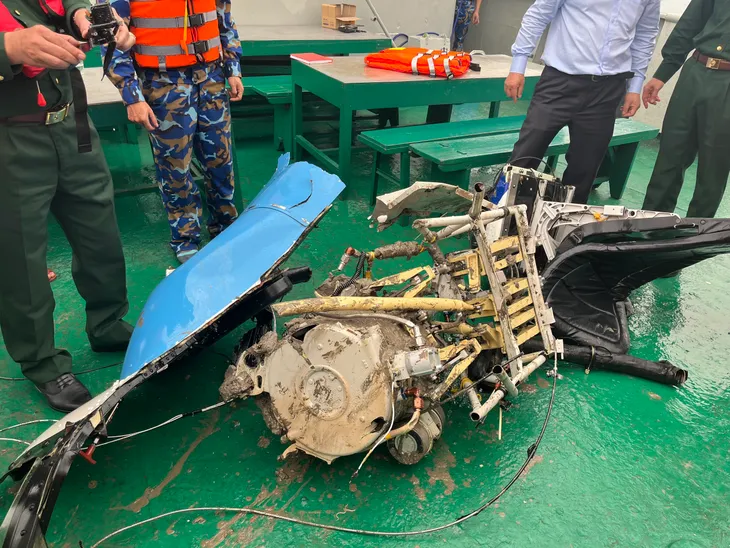 Trục vớt phần thân máy bay trực thăng rơi ở Vịnh Hạ Long - Ảnh 5.