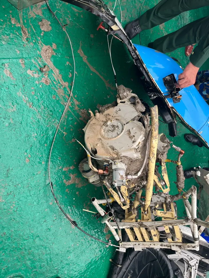 Trục vớt phần thân máy bay trực thăng rơi ở Vịnh Hạ Long - Ảnh 2.