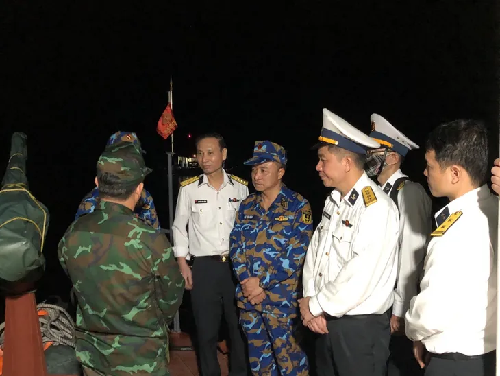 Quân chủng Hải quân tích cực tìm kiếm, cứu nạn trực thăng rơi ở Vịnh Hạ Long - Ảnh 1. Quân chủng Hải quân tích cực tìm kiếm, cứu nạn trực thăng rơi ở Vịnh Hạ Long - Ảnh 1.
