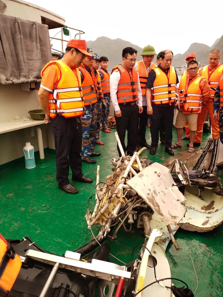 Quân chủng Hải quân tích cực tìm kiếm, cứu nạn trực thăng rơi ở Vịnh Hạ Long - Ảnh 3. Quân chủng Hải quân tích cực tìm kiếm, cứu nạn trực thăng rơi ở Vịnh Hạ Long - Ảnh 3.