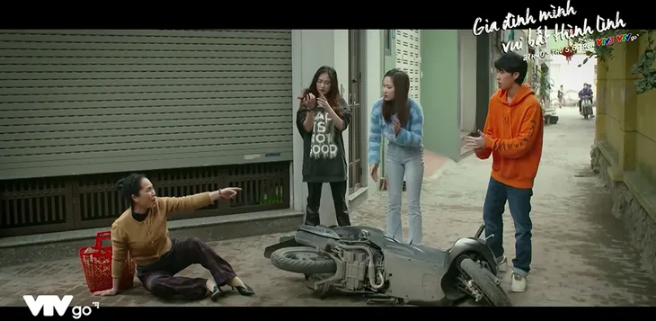Gia đình mình vui bất thình lình - Tập 10: Phương ra tay trị hội trẻ trâu - Ảnh 1. Gia đình mình vui bất thình lình - Tập 10: Phương ra tay trị hội trẻ trâu - Ảnh 1.