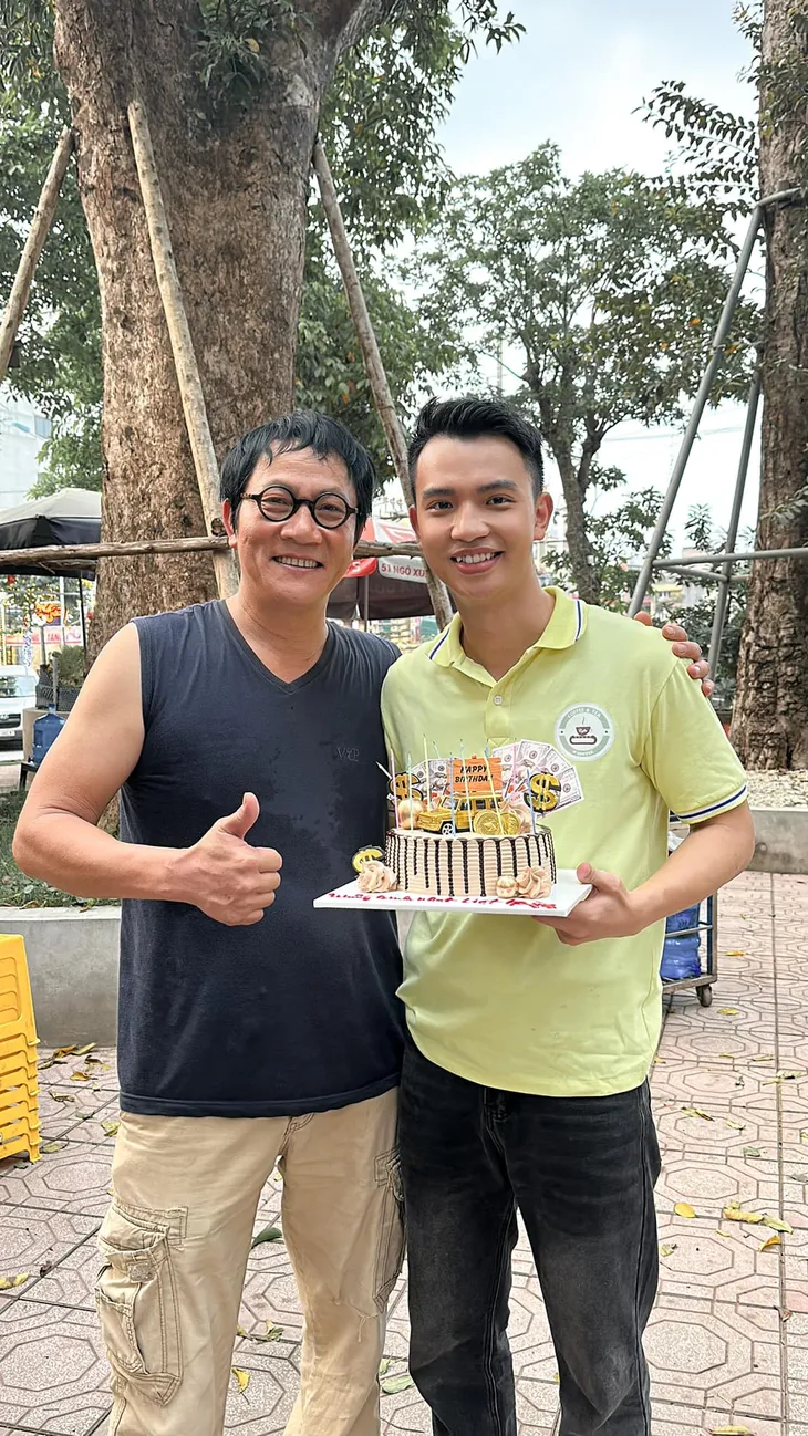 Cuộc đời vẫn đẹp sao: Con trai hết nước chấm của ông Lưu ngoài đời điển trai, đa tài - Ảnh 2. Cuộc đời vẫn đẹp sao: Con trai hết nước chấm của ông Lưu ngoài đời điển trai, đa tài - Ảnh 2.