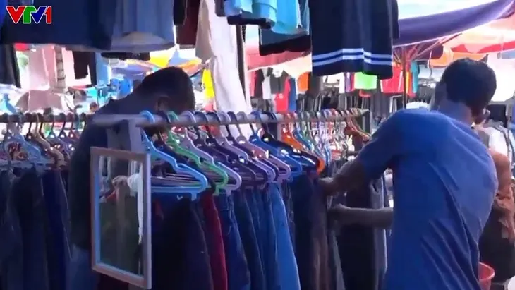 Khoảng 100 nghìn tấn quần áo cũ nhập khẩu trái phép vào Indonesia mỗi năm - Ảnh 1. Khoảng 100 nghìn tấn quần áo cũ nhập khẩu trái phép vào Indonesia mỗi năm - Ảnh 1.