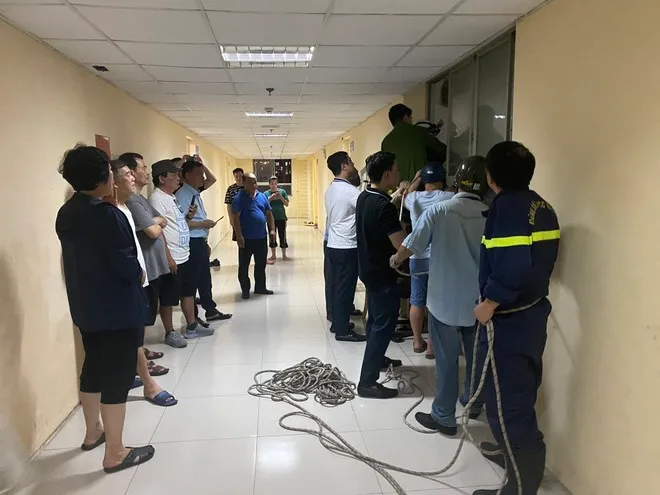Giải cứu bé trai bị mắc kẹt ở hố tum tầng 20 chung cư - Ảnh 2.