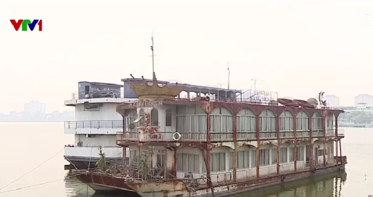 Sớm di dời 4 tàu thuyền cuối cùng trên Hồ Tây - Ảnh 1. Sớm di dời 4 tàu thuyền cuối cùng trên Hồ Tây - Ảnh 1.