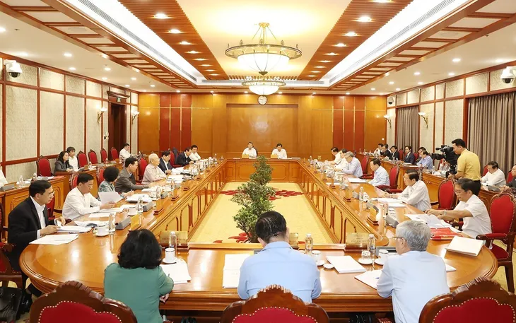 Tổng Bí thư chủ trì họp Bộ Chính trị - Ảnh 3. Tổng Bí thư chủ trì họp Bộ Chính trị - Ảnh 3.