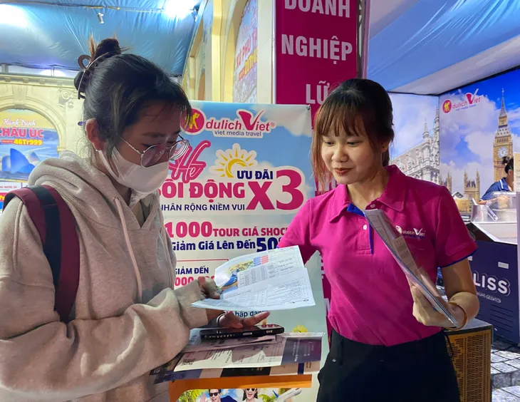 Người dân săn tour giá rẻ tại Ngày hội Du Lịch TP Hồ Chí Minh - Ảnh 2. Người dân săn tour giá rẻ tại Ngày hội Du Lịch TP Hồ Chí Minh - Ảnh 2.