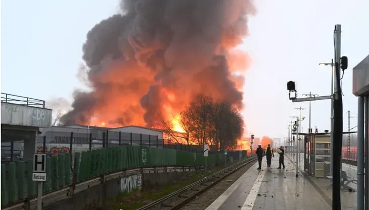 Khói độc bao trùm sau đám cháy bùng phát tại nhà kho ở Hamburg (Đức) - Ảnh 2. Khói độc bao trùm sau đám cháy bùng phát tại nhà kho ở Hamburg (Đức) - Ảnh 2.