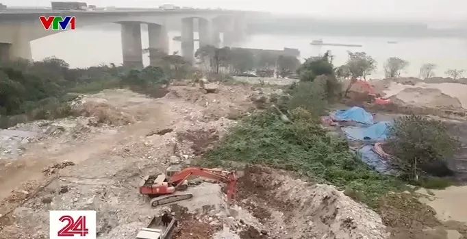 Vi phạm không gian thoát lũ sông Hồng - Ảnh 2. Vi phạm không gian thoát lũ sông Hồng - Ảnh 2.