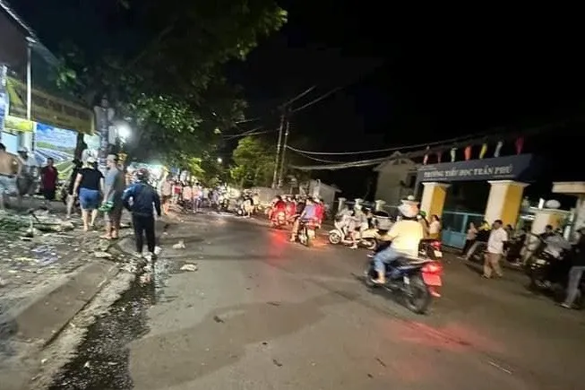 Xe tải tông hàng loạt xe máy ở Quảng Ngãi - Ảnh 1. Xe tải tông hàng loạt xe máy ở Quảng Ngãi - Ảnh 1.