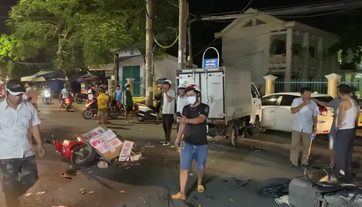 Xe tải tông hàng loạt xe máy ở Quảng Ngãi - Ảnh 3. Xe tải tông hàng loạt xe máy ở Quảng Ngãi - Ảnh 3.