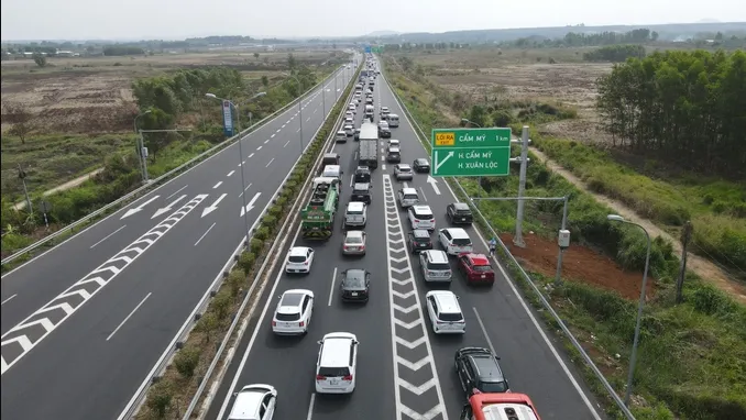 Đưa nhiều đoạn cao tốc vào khai thác: Thêm không gian phát triển, tạo động lực đột phá - Ảnh 1. Đưa nhiều đoạn cao tốc vào khai thác: Thêm không gian phát triển, tạo động lực đột phá - Ảnh 1.