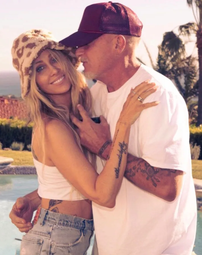 Mẹ của Miley Cyrus đính hôn với sao phim Vượt ngục - Ảnh 1. Mẹ của Miley Cyrus đính hôn với sao phim Vượt ngục - Ảnh 1.