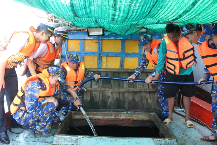 Linh hoạt lồng ghép công tác dân vận kết hợp khám chữa bệnh và tuyên truyền về IUU - Ảnh 2. Linh hoạt lồng ghép công tác dân vận kết hợp khám chữa bệnh và tuyên truyền về IUU - Ảnh 2.