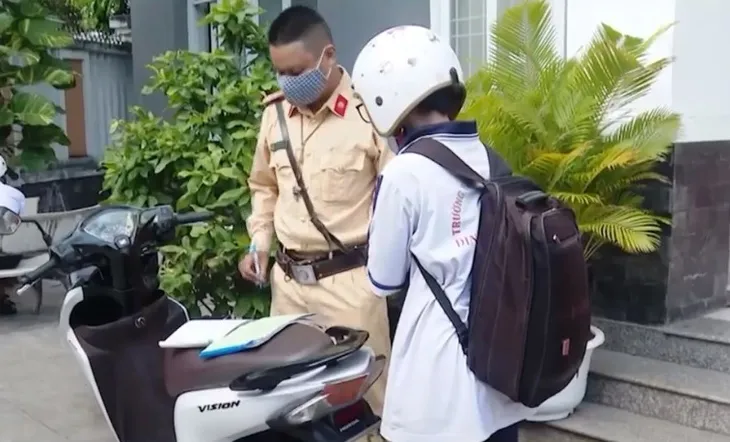 TP Vũng Tàu: Nhiều học sinh không có bằng lái đi xe máy - Ảnh 3. TP Vũng Tàu: Nhiều học sinh không có bằng lái đi xe máy - Ảnh 3.