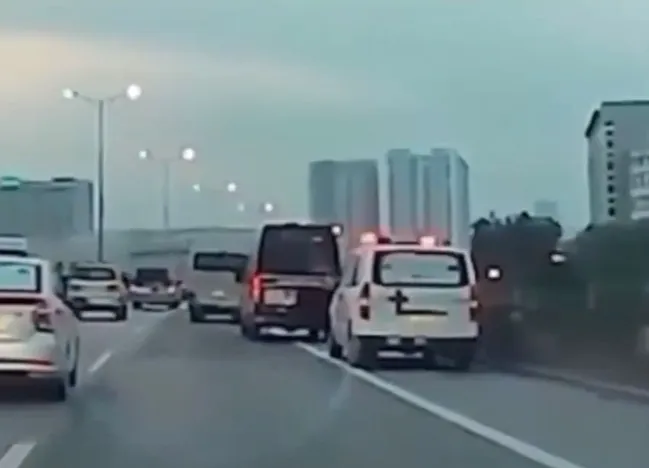 Hà Nội: Nhiều ô tô chạy vào làn khẩn cấp trên Vành đai 3 - Ảnh 1. Hà Nội: Nhiều ô tô chạy vào làn khẩn cấp trên Vành đai 3 - Ảnh 1.
