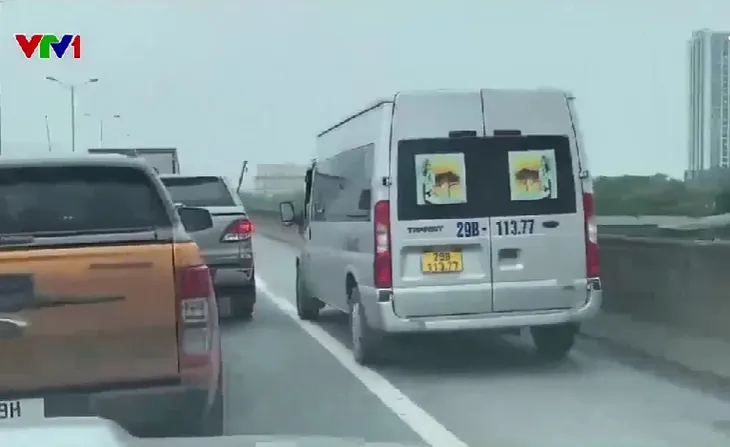 Hà Nội: Nhiều ô tô chạy vào làn khẩn cấp trên Vành đai 3 - Ảnh 2. Hà Nội: Nhiều ô tô chạy vào làn khẩn cấp trên Vành đai 3 - Ảnh 2.