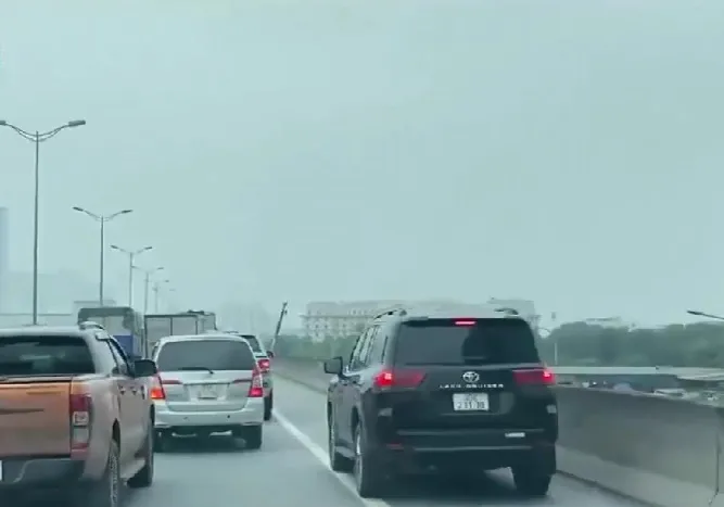 Hà Nội: Nhiều ô tô chạy vào làn khẩn cấp trên Vành đai 3 - Ảnh 3. Hà Nội: Nhiều ô tô chạy vào làn khẩn cấp trên Vành đai 3 - Ảnh 3.