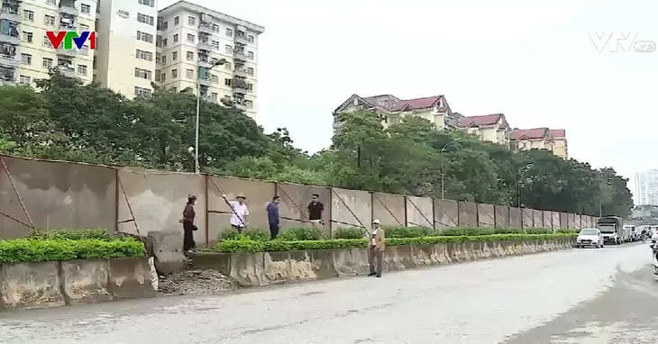 Tự ý rào hàng trăm mét tường bê tông chặn đường đi của dân - Ảnh 1. Tự ý rào hàng trăm mét tường bê tông chặn đường đi của dân - Ảnh 1.