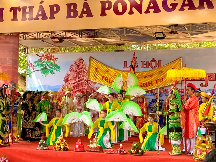 Lễ hội Tháp Bà Ponagar: Nét văn hoá tín ngưỡng độc đáo của người Chăm - Ảnh 13. Lễ hội Tháp Bà Ponagar: Nét văn hoá tín ngưỡng độc đáo của người Chăm - Ảnh 13.