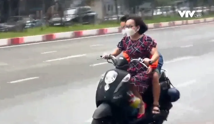 Hệ lụy khi người lớn thiếu ý thức chấp hành luật giao thông - Ảnh 2. Hệ lụy khi người lớn thiếu ý thức chấp hành luật giao thông - Ảnh 2.