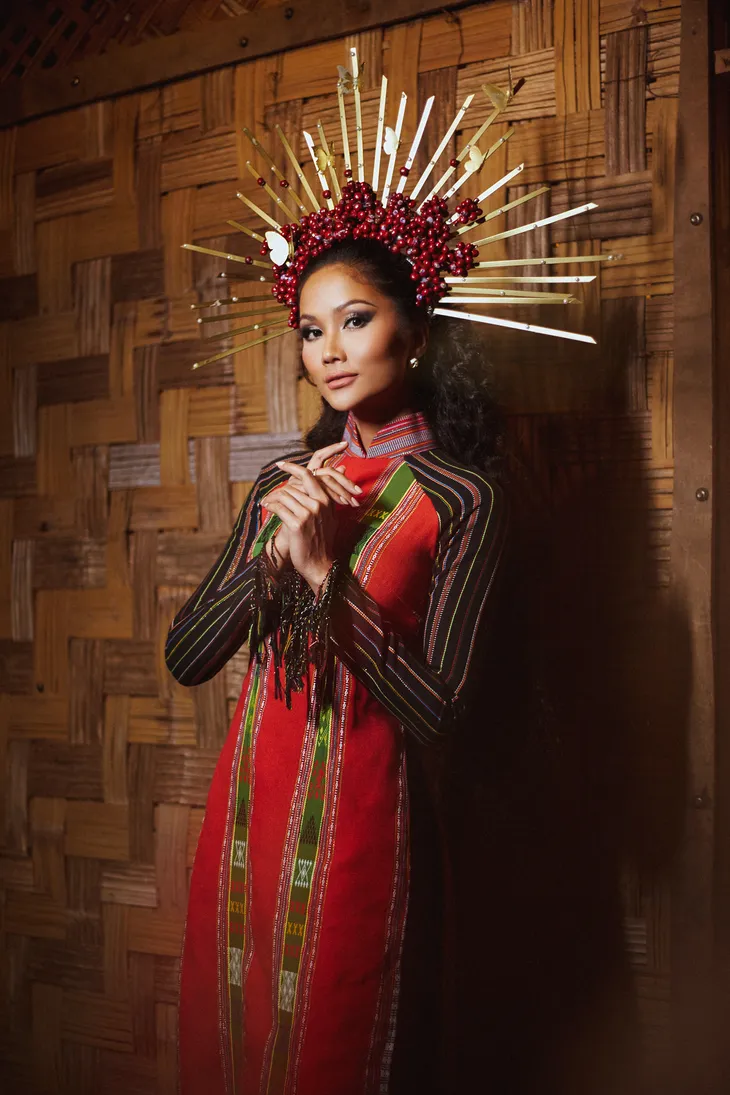 Hoa hậu HHen Niê đội vương miện làm từ cà phê - Ảnh 7.