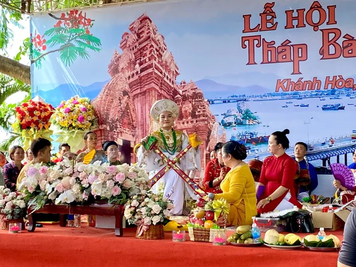 Lễ hội Tháp Bà Ponagar: Nét văn hoá tín ngưỡng độc đáo của người Chăm - Ảnh 11. Lễ hội Tháp Bà Ponagar: Nét văn hoá tín ngưỡng độc đáo của người Chăm - Ảnh 11.