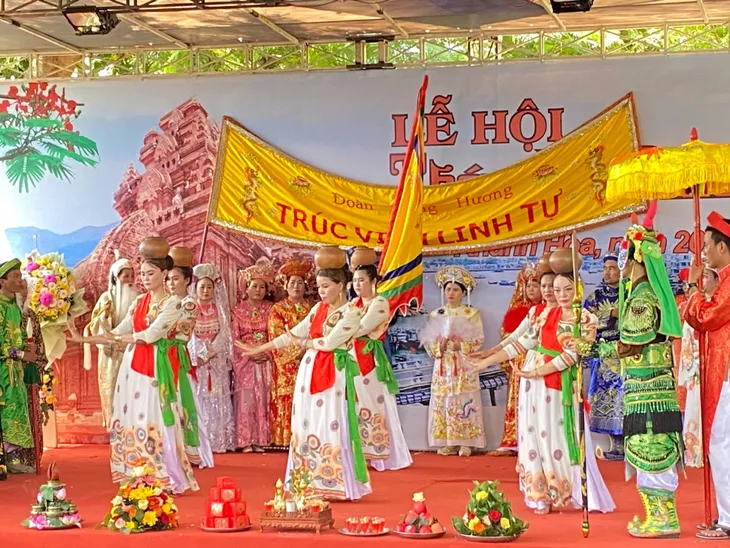 Lễ hội Tháp Bà Ponagar: Nét văn hoá tín ngưỡng độc đáo của người Chăm - Ảnh 12. Lễ hội Tháp Bà Ponagar: Nét văn hoá tín ngưỡng độc đáo của người Chăm - Ảnh 12.