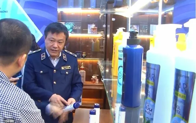 Tràn lan dầu gội đầu giả trên chợ mạng - Ảnh 5. Tràn lan dầu gội đầu giả trên chợ mạng - Ảnh 5.