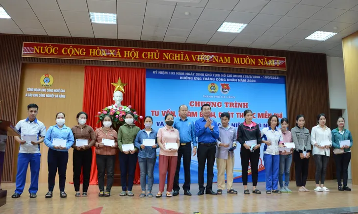 Đà Nẵng: Khám chữa bệnh, phát thuốc miễn phí cho công nhân có hoàn cảnh khó khăn - Ảnh 2. Đà Nẵng: Khám chữa bệnh, phát thuốc miễn phí cho công nhân có hoàn cảnh khó khăn - Ảnh 2.