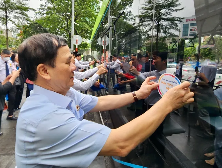 Phát động hưởng ứng Tuần lễ An toàn giao thông đường bộ toàn cầu lần thứ 7 - Ảnh 1. Phát động hưởng ứng Tuần lễ An toàn giao thông đường bộ toàn cầu lần thứ 7 - Ảnh 1.