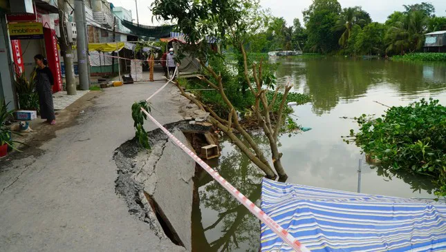 Đồng Tháp: Sạt lở nhấn chìm nhà dân xuống sông - Ảnh 1. Đồng Tháp: Sạt lở nhấn chìm nhà dân xuống sông - Ảnh 1.