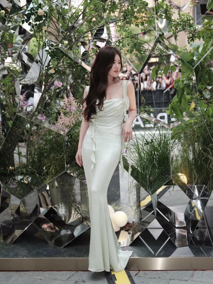 Triệu Lộ Tư khoe lưng trần quyến rũ - Ảnh 4. Triệu Lộ Tư khoe lưng trần quyến rũ - Ảnh 4.